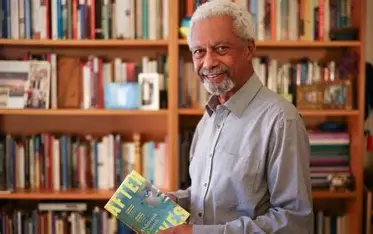 DENİZ KENARINDA’NPOSTKOLONYAL EDEBİYATA KISA BİR YOLCULUK